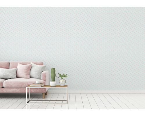 Lichte kamer met sofa en behang met hartjesmotief