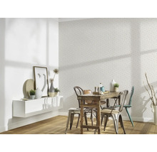 Eetkamer met eettafel, stoelen, wandplank en patroonbehang