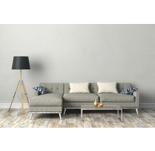 Woonkamer met bank, vloerlamp en tafel
