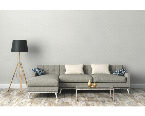 Woonkamer met bank, vloerlamp en tafel