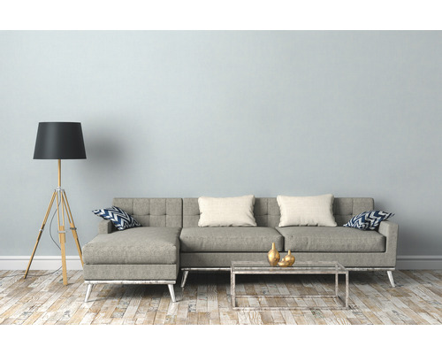 Woonkamer met grijze bank, vloerlamp en salontafel