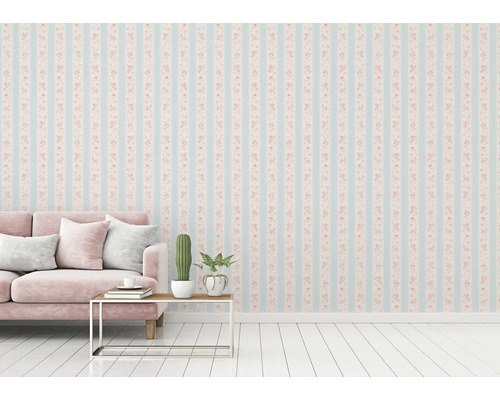 Kamerzicht met gestreept behang met bloemmotief, bank en tafel