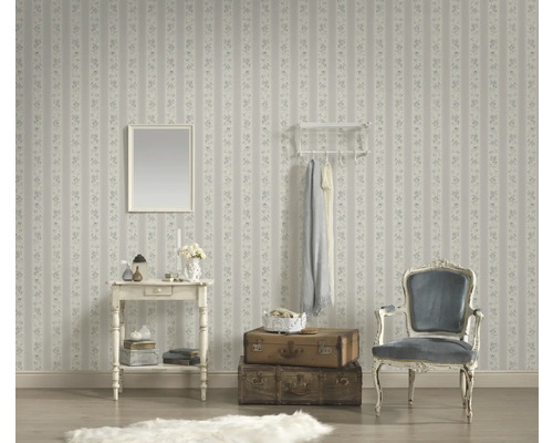 Decoratieve kamer met een bloemenbehang en meubels in vintage-stijl.