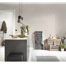 Lichte keuken met bloemenbehang, kookeiland en decoraties