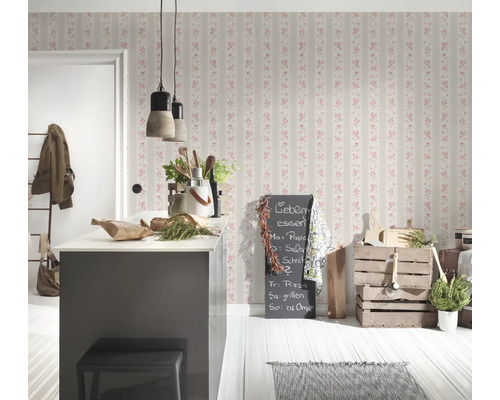 Lichte keuken met bloemenbehang, kookeiland en decoraties