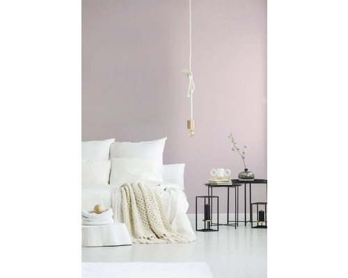 Slaapkamer met bed, nachtkastjes en hanglamp