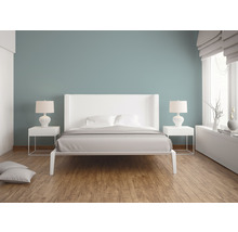 Moderne slaapkamer met tweepersoonsbed, nachtkastjes en lampen op een houten vloer.