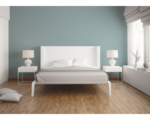 Moderne slaapkamer met tweepersoonsbed, nachtkastjes en lampen op een houten vloer.