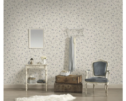 Decoratieve kamer met behang met motief, spiegel, commode, kapstok, stoel en reiskoffers