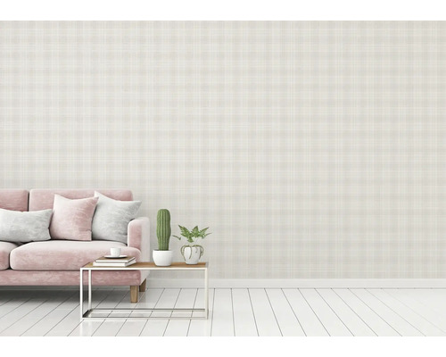 Woonkamer met patroonbehang, bank en bijzettafel met planten