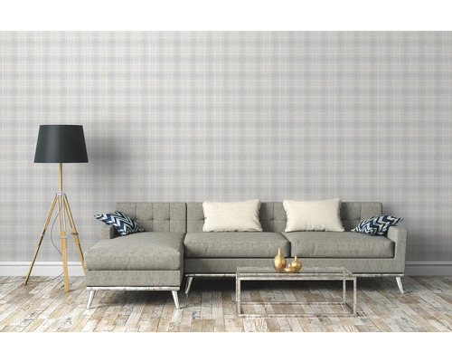 Woonkamer met geruit behang, bank, staande lamp en salontafel