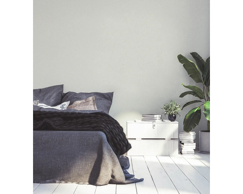 Lichte slaapkamer met bed, nachtkastje en kamerplanten