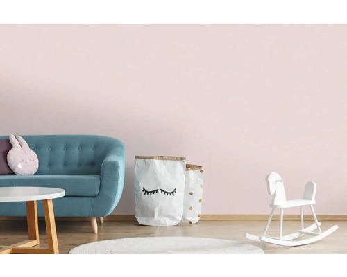 Kinderkamer met blauwe bank, speelgoed en decoratie