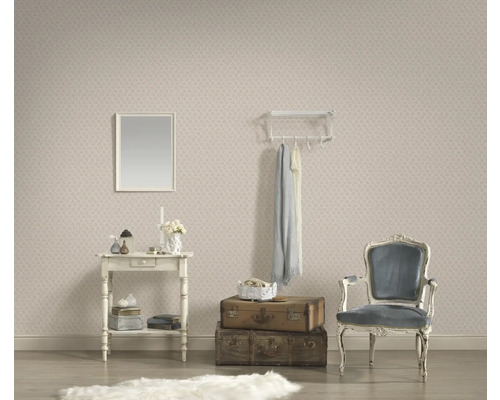 Klassiek ingerichte kamer met behang, fauteuil en accessoires