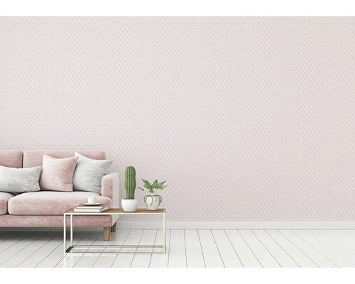 Lichte woonkamer met patroonbehang, bank, tafel en kamerplanten.