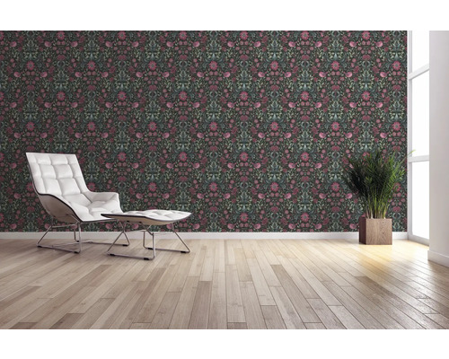 Woonkamer met bloemenbehang, stoel en kamerplant.