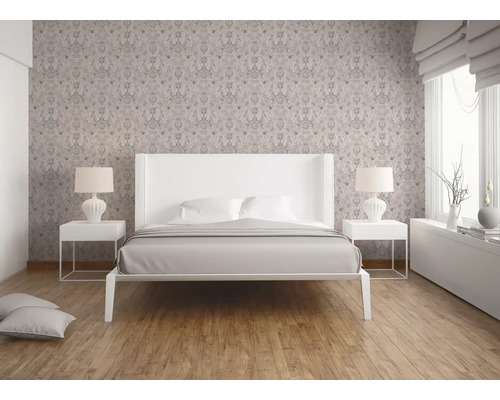 Slaapkamer met gedessineerd behang, wit bed en nachtkastjes