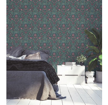 Slaapkamer met bloemenbehang, bed, commode en kamerplant