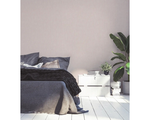 Slaapkamer met bed, nachtkastje, kamerplanten en decoratief wandbehang voor een gezellige sfeer