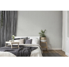 Slaapkamer met bed, nachtkastje en behang