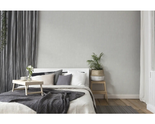 Slaapkamer met bed, nachtkastje en behang