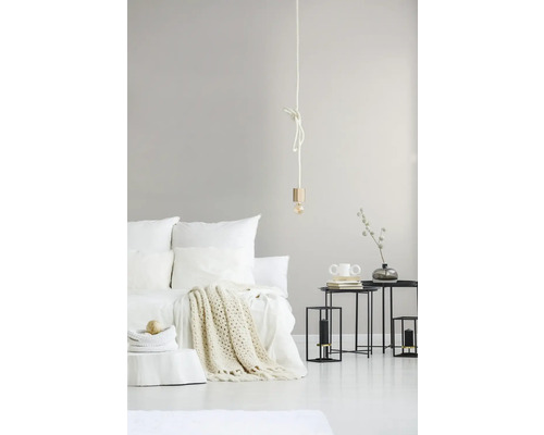 Lichte slaapkamer met bed, nachtkastjes en verlichting