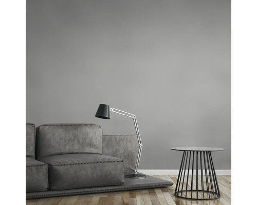 Woonkamer met bank, lamp en bijzettafel