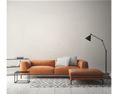 Woonkamer met bank, voetenbank, vloerlamp en bijzettafel