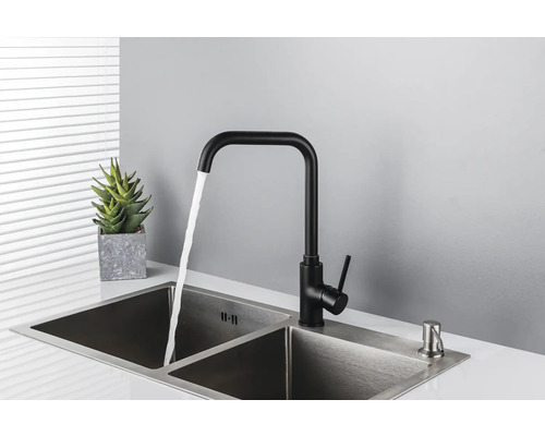 Spoelbak met zwarte kraan en zeepdispenser