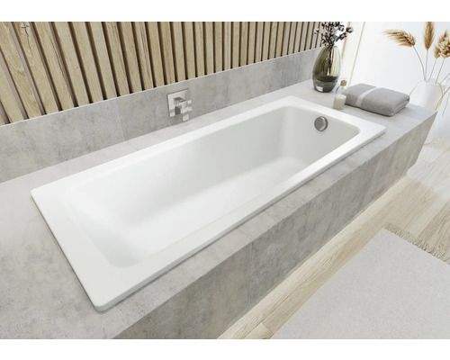 Ingebouwde badkuip in een lichte badkamer met houten elementen en grijze tegels