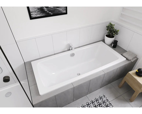 Ingebouwd bad in een badkamer met tegels