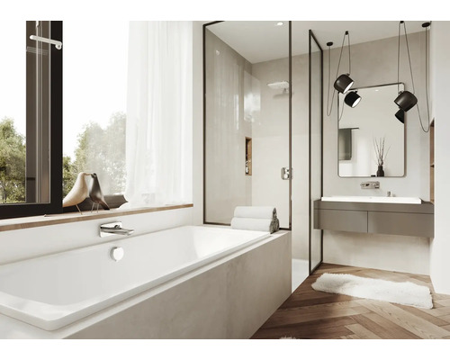 Badkamer met bad, douche en wastafel