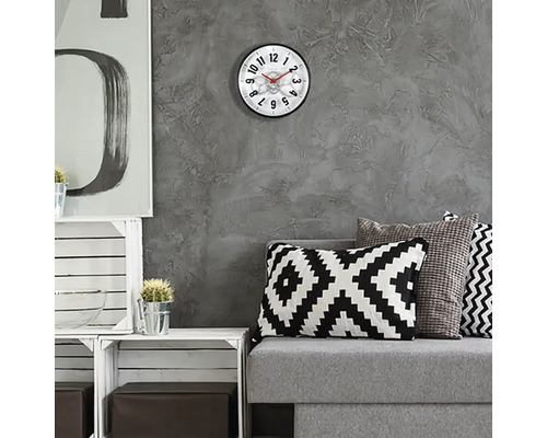 Woonkamer met wandklok, bank en decoratieve elementen