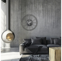 Woonkamer met hangende open haard, wandklok, bank en tapijt