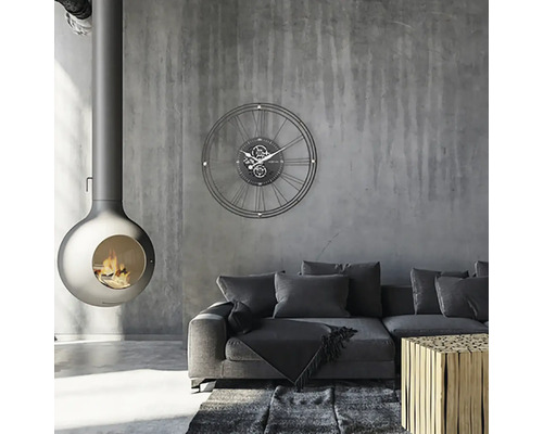 Woonkamer met hangende open haard, wandklok, bank en tapijt