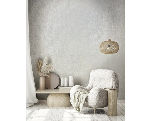 Woonkamer met textielbehang, fauteuil en hanglamp