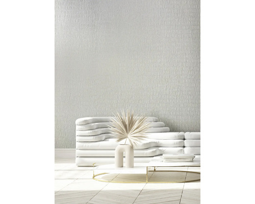 Lichte kamer met structuurbehang, bank, tafel en decoratie