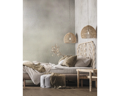 Lichte slaapkamer met bed, lampen en patroonbehang