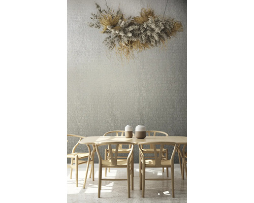 Interieur van een eetkamer met houten tafel, stoelen en wanddecoratie.