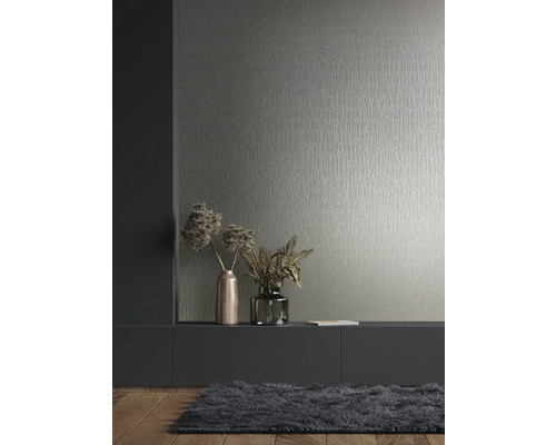 Woonkamer met patroonbehang, dressoir en vloerkleed