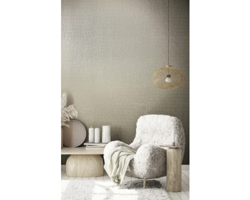 Voorbeeld van een woonkamer met behang, fauteuil en lamp