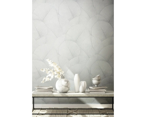 Scene met behang met patroon, tafel met decoratie en vloerkleed