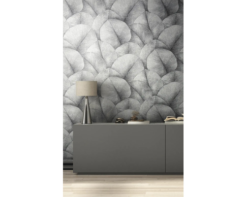 Decoratieve kamer met patroonbehang, kast en lamp