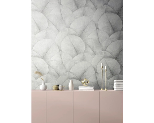 Decoratieve woonkamer met behang met bladerenpatroon boven een kast