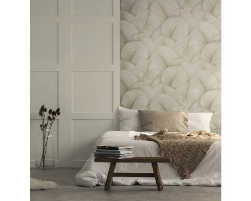 Slaapkamer met behang met bladerpatroon, bed en houten bankje