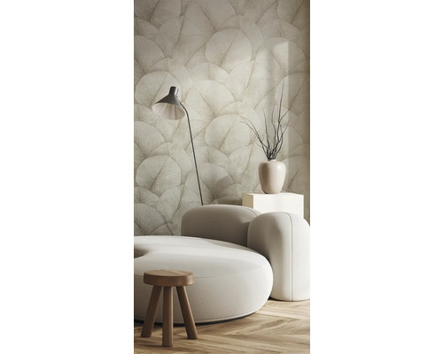 Woonkamer met behangmotief, bank, lamp en decoratie voor een stijlvol interieur