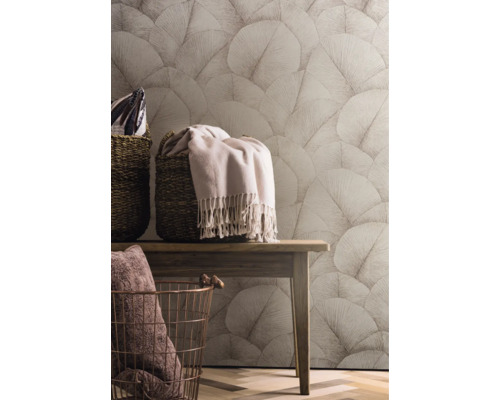 Decoratieve kamer met patroonbehang, bank en manden