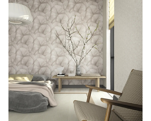 Lichte slaapkamer met behang met patroon, bed, houten bank en fauteuil