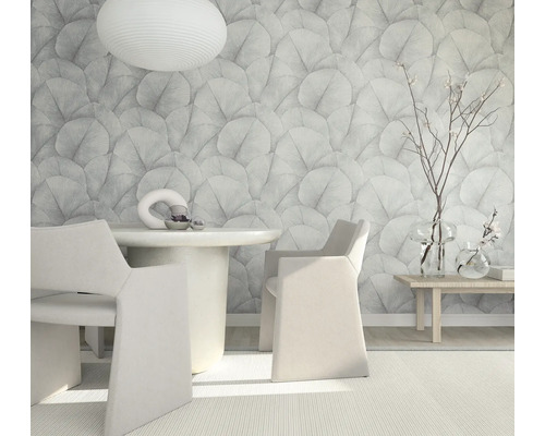 Eetkamer met eettafel, stoelen en behang met patroon