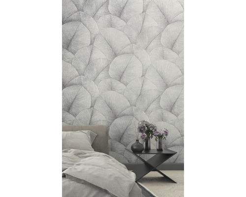 Slaapkamer met behang met bloemmotief, bed en bijzettafel